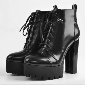 Brand New Onlymaker Platform Lace Up Round Toe boot